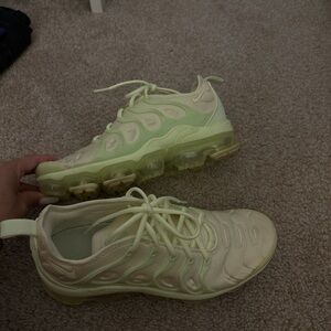 Vapor max women’s 8.5